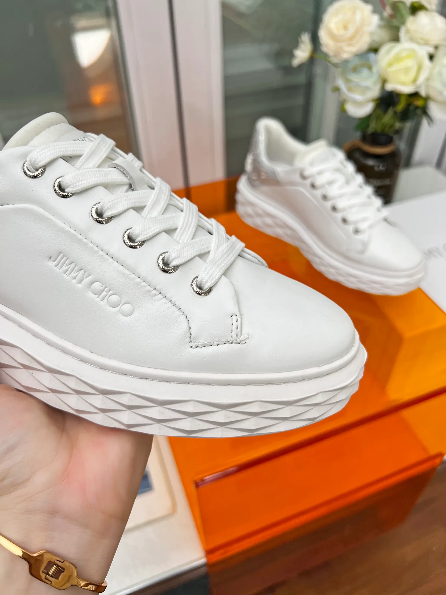 👟👟Ex-factory price 640👟👟 (hot tail diamond) Jimmy choo Jimmy Choo 2024 spring and summer Jc new Diamond New sneaker series 🔥The upper is made of original customized cowhide leather spliced with breathable Lycra embellished with Swarovski crystal diamonds to enjoy the brand's luxury and trend 💥The soles are made of brand elements to resist diamond multi-faceted cutting and have a full three-dimensional feel 🎵The soles are gradually thinner and thicker, and the design makes them more comfortable without any visual pressure 🌹A Diamond sneaker that is fashionable, comfortable, versatile and luxurious is worth owning🧚‍♀️ Fabric: Original imported top layer 🐂 cowhide Lining: Original Lycra breathable lining Feet: Original injection molded 🐑 Sheepskin Outsole: Original glass glue combined sole Size: 34-41 (customized size 34.41 is non-refundable)